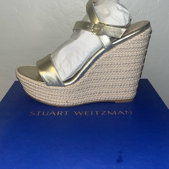 STUART WEITZMAN Alex Platform Wedge
Color: Gold
Size: 11 - Picture 14 of 15